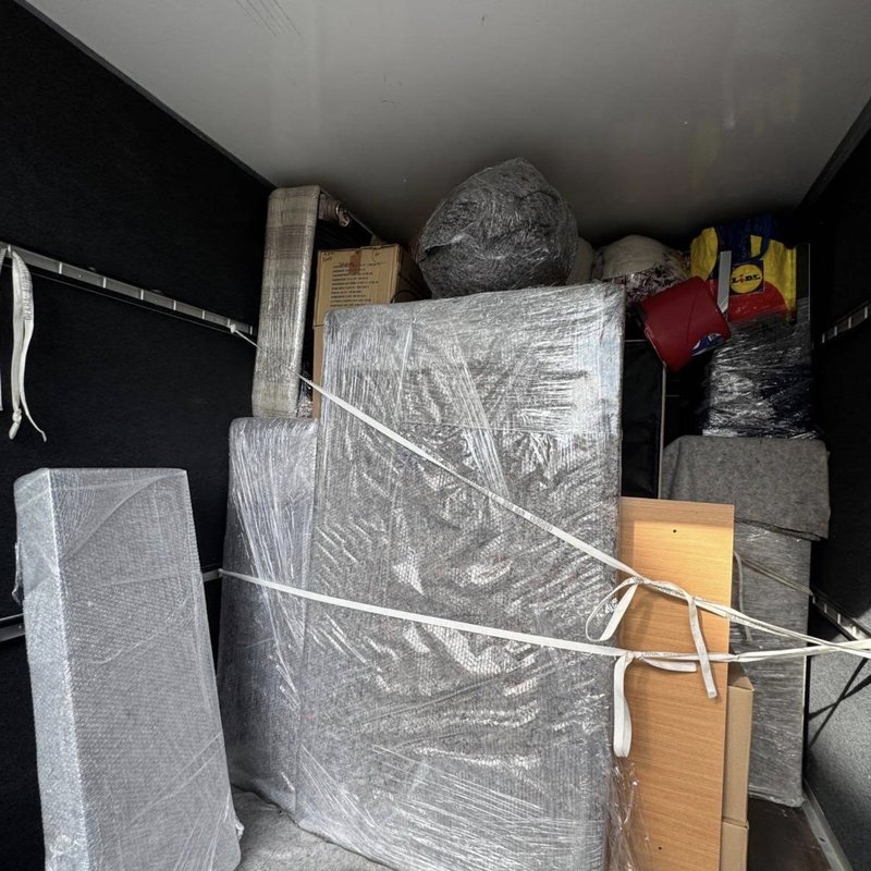 Professionell verpackte Möbel im Umzugswagen - Bewertung von Muslum Toktas